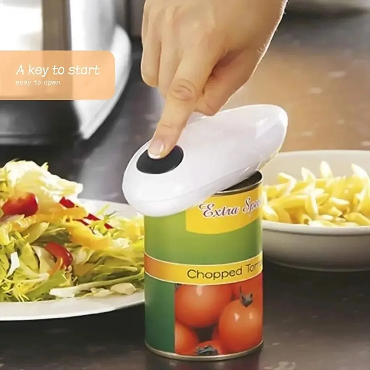 Abre-tarros eléctrico abriendo una lata en la cocina
